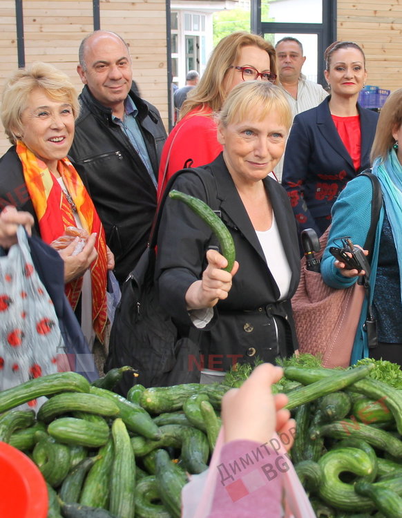 Елена Йончева и Емилия Масларова на пазара в Димитровград