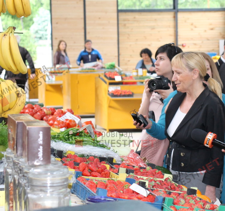 Елена Йончева на пазара в Димитровград