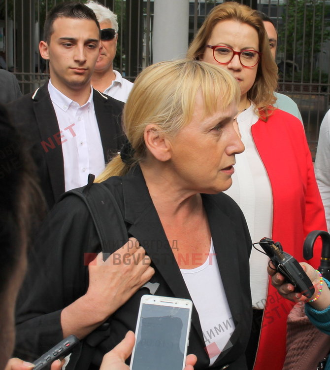 Елена Йончева брифинг пред градска библиотека