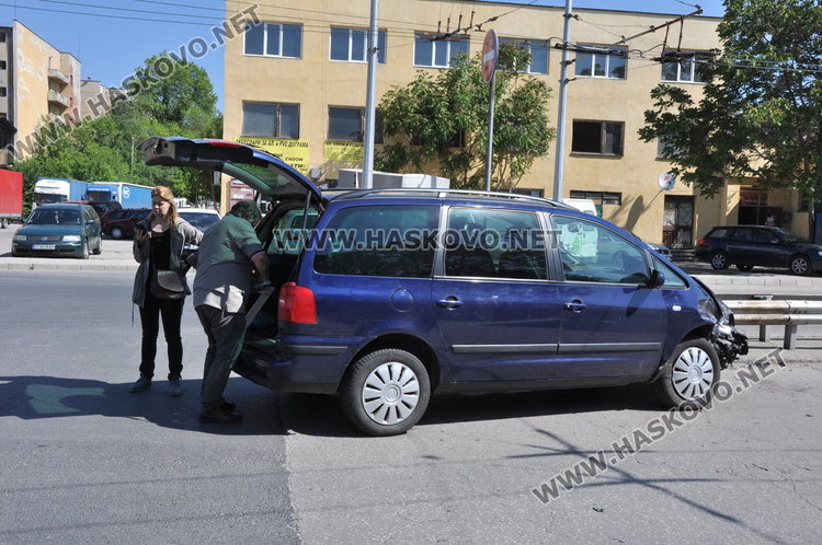 Хасковски Сеат и кърджалийско Пежо се удариха на бул "Съединение" 