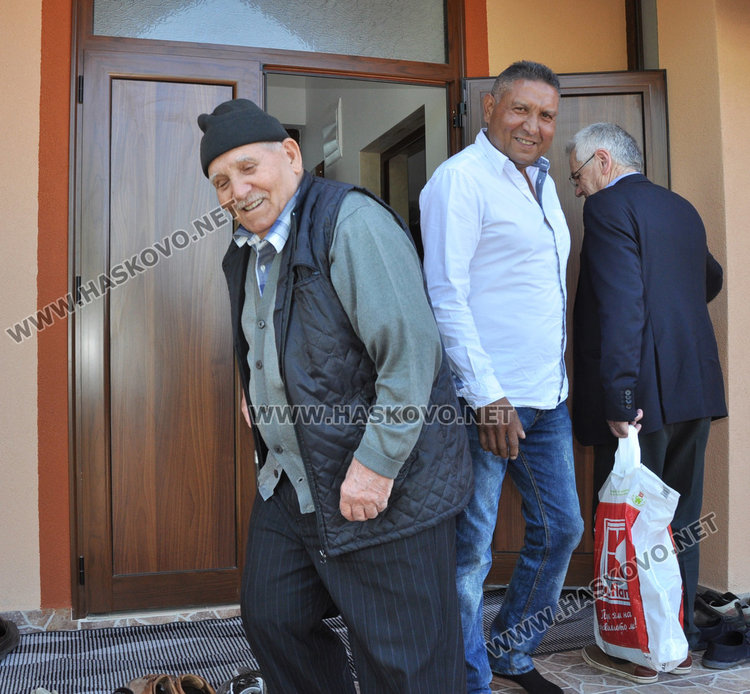 Издигнаха нова джамия в Стамболийски за 200 000 лева до християнски кръст