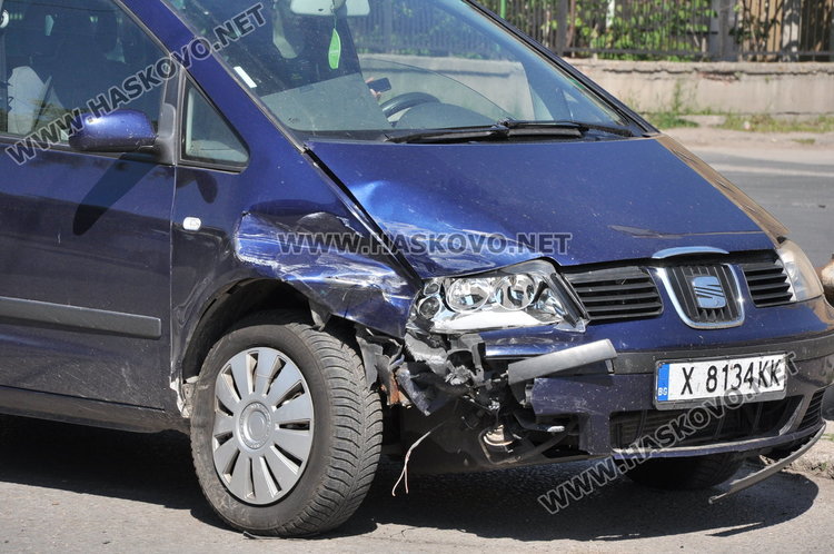 Хасковски Сеат и кърджалийско Пежо се удариха на бул "Съединение" 