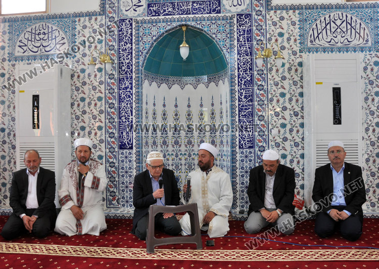 Издигнаха нова джамия в Стамболийски за 200 000 лева до християнски кръст