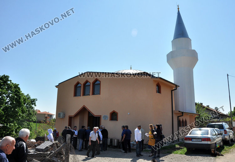 Издигнаха нова джамия в Стамболийски за 200 000 лева до християнски кръст