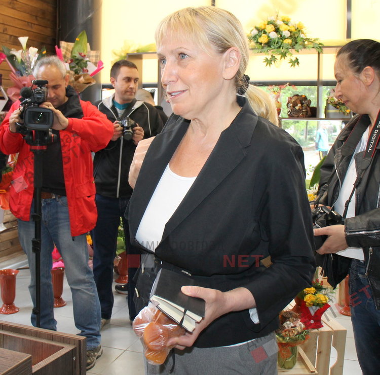 Елена Йончева на пазара в Димитровград