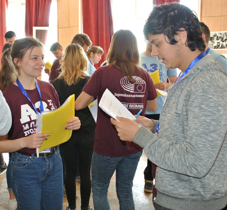 Млади посланици на ЕП от областта се срещнаха в Хасково за обмяна на опит