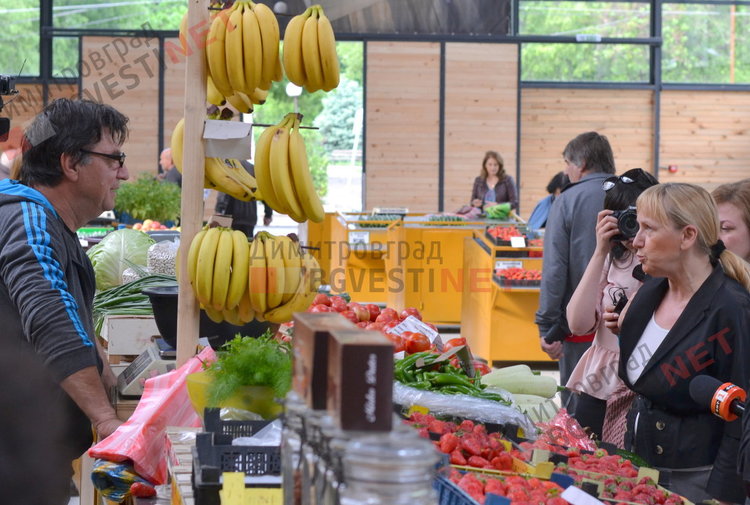 Елена Йончева на пазара в Димитровград