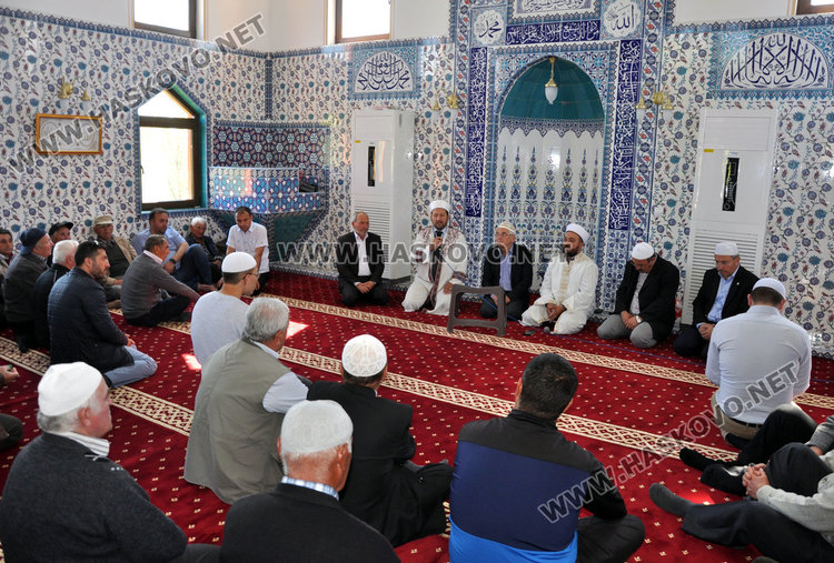 Издигнаха нова джамия в Стамболийски за 200 000 лева до християнски кръст