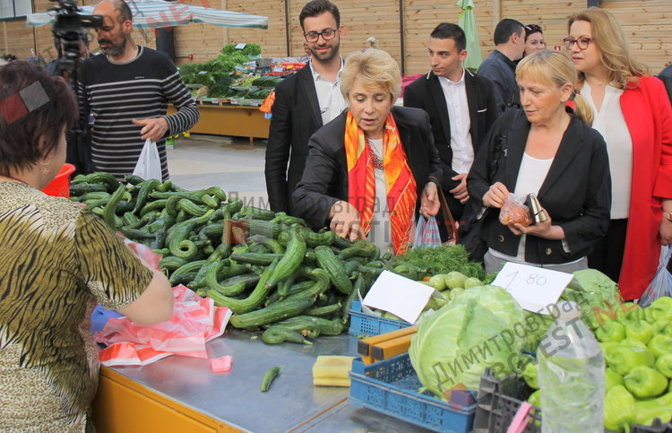 Елена Йончева, Емилия Масларова и  Деница Златева на пазара в Димитровград
