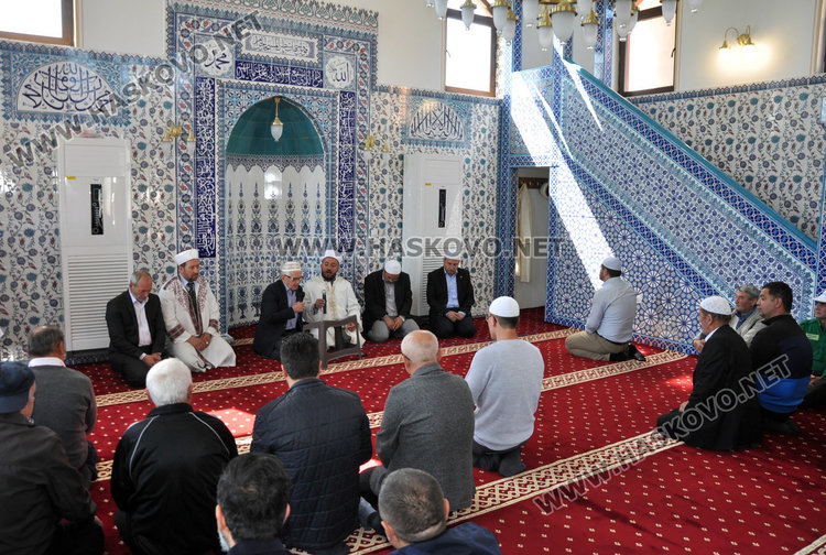 Издигнаха нова джамия в Стамболийски за 200 000 лева до християнски кръст