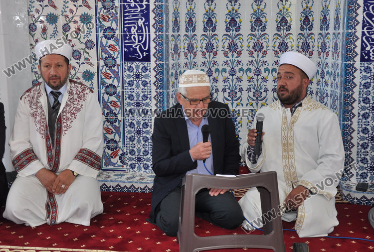 Издигнаха нова джамия в Стамболийски за 200 000 лева до християнски кръст