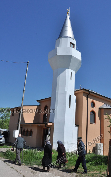 Издигнаха нова джамия в Стамболийски за 200 000 лева до християнски кръст