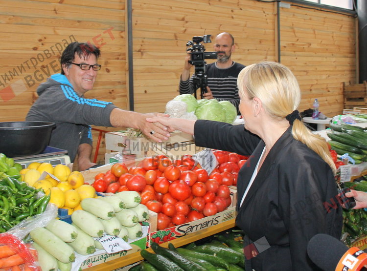 Елена Йончева на пазара в Димитровград