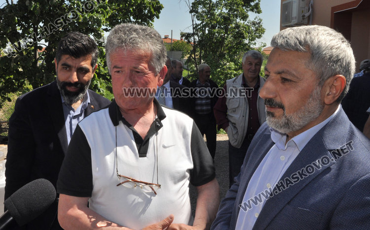 Издигнаха нова джамия в Стамболийски за 200 000 лева до християнски кръст