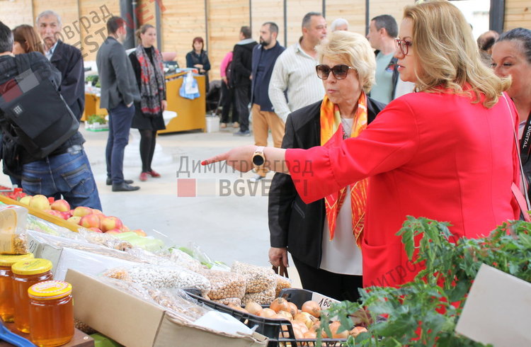  Деница Златева и Емилия Масларова на пазара в Димитровград