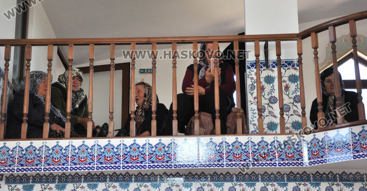 Издигнаха нова джамия в Стамболийски за 200 000 лева до християнски кръст