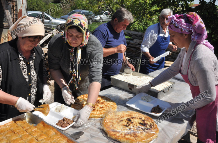 Издигнаха нова джамия в Стамболийски за 200 000 лева до християнски кръст