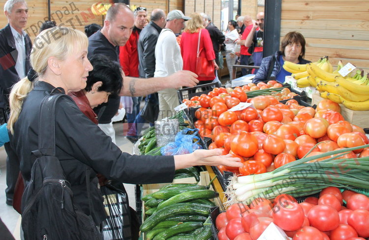Елена Йончева на пазара в Димитровград