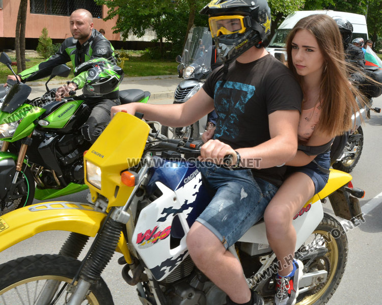 Стънт шоу и стартове за празника на Харманли, кметица яхна мотор (видео)