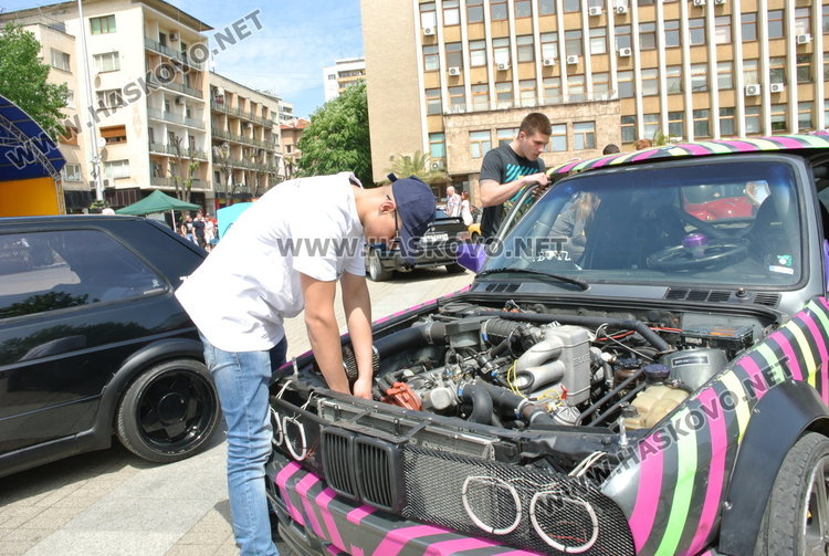 Борил прави крачки сред тунинговани автомобили и мотори на площада