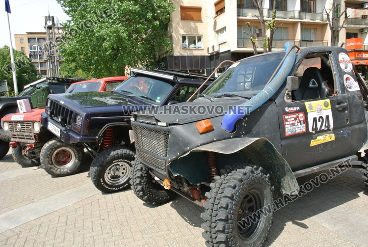 Борил прави крачки сред тунинговани автомобили и мотори на площада