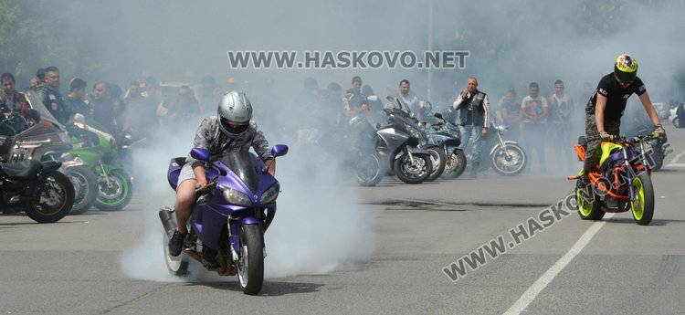 Стънт шоу и стартове за празника на Харманли, кметица яхна мотор (видео)