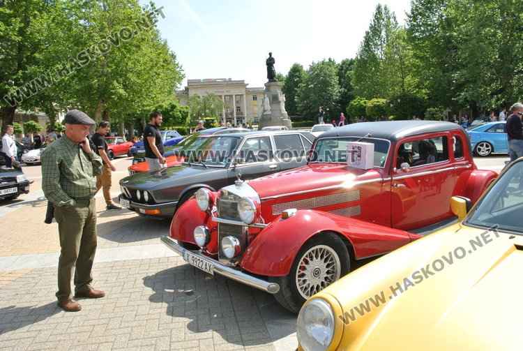 Борил прави крачки сред тунинговани автомобили и мотори на площада