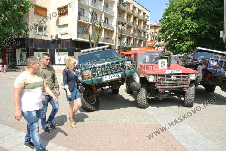 Борил прави крачки сред тунинговани автомобили и мотори на площада