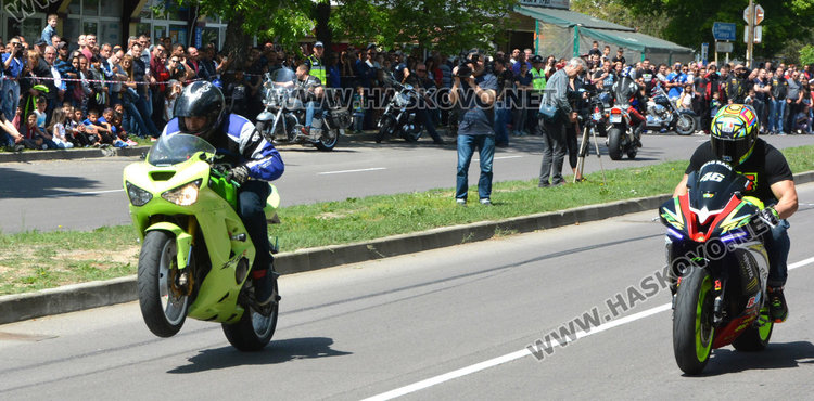 Стънт шоу и стартове за празника на Харманли, кметица яхна мотор (видео)