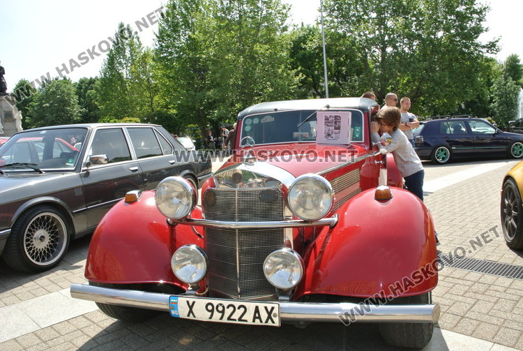 Борил прави крачки сред тунинговани автомобили и мотори на площада