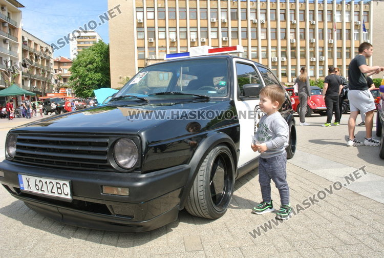 Борил прави крачки сред тунинговани автомобили и мотори на площада