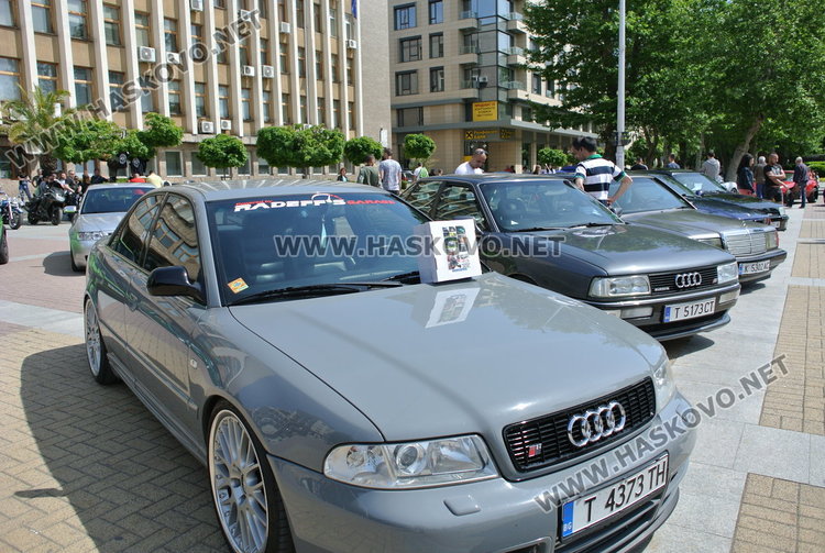 Борил прави крачки сред тунинговани автомобили и мотори на площада