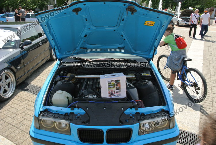 Борил прави крачки сред тунинговани автомобили и мотори на площада