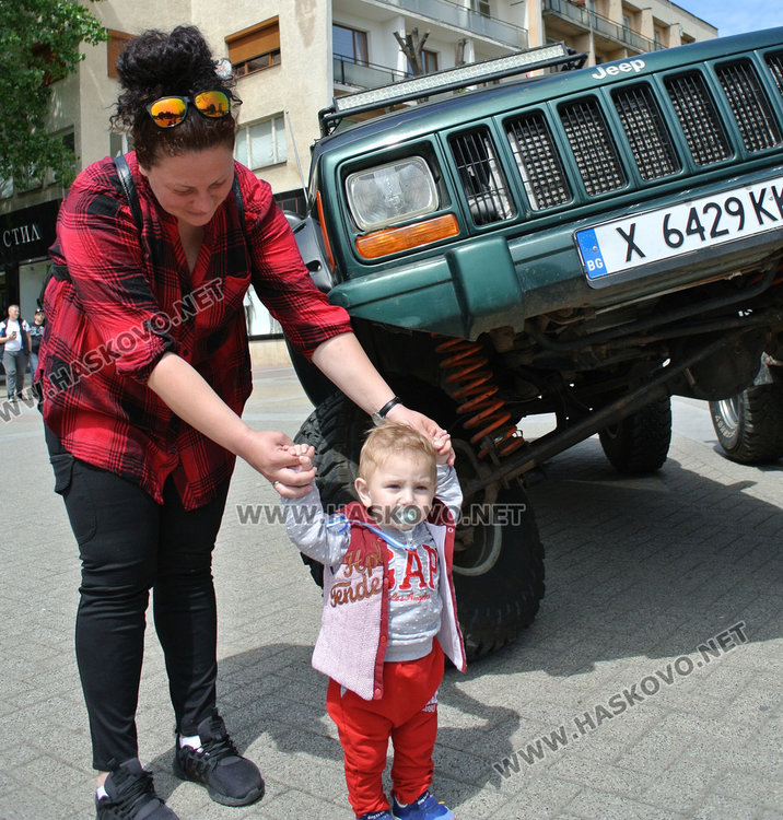 Малкият Борил с майка си