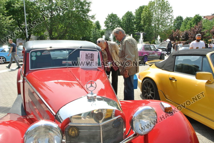 Борил прави крачки сред тунинговани автомобили и мотори на площада