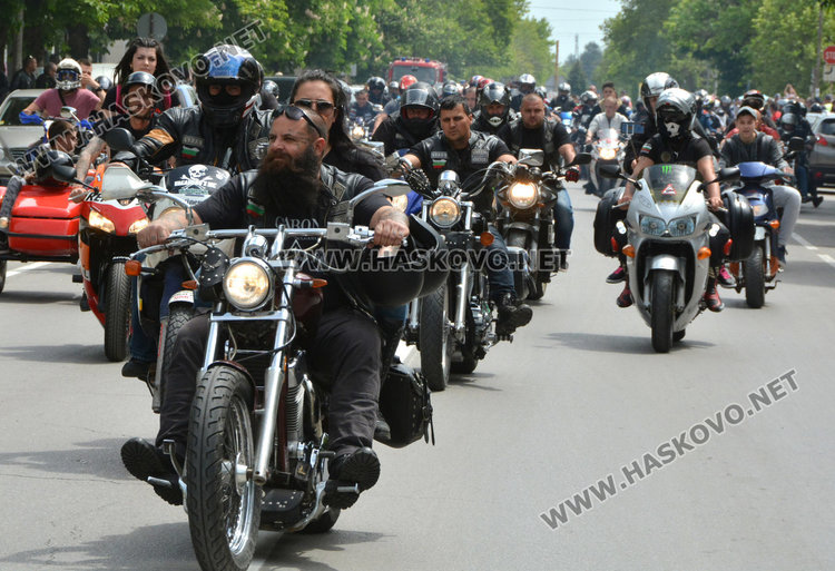 Стънт шоу и стартове за празника на Харманли, кметица яхна мотор (видео)