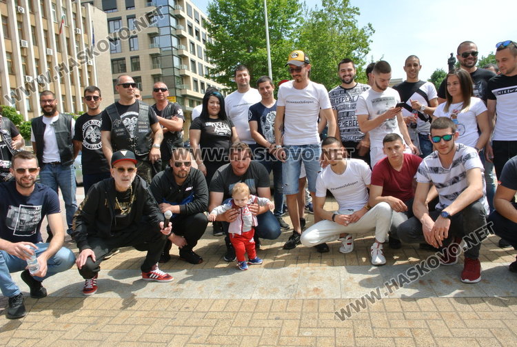 Борил прави крачки сред тунинговани автомобили и мотори на площада