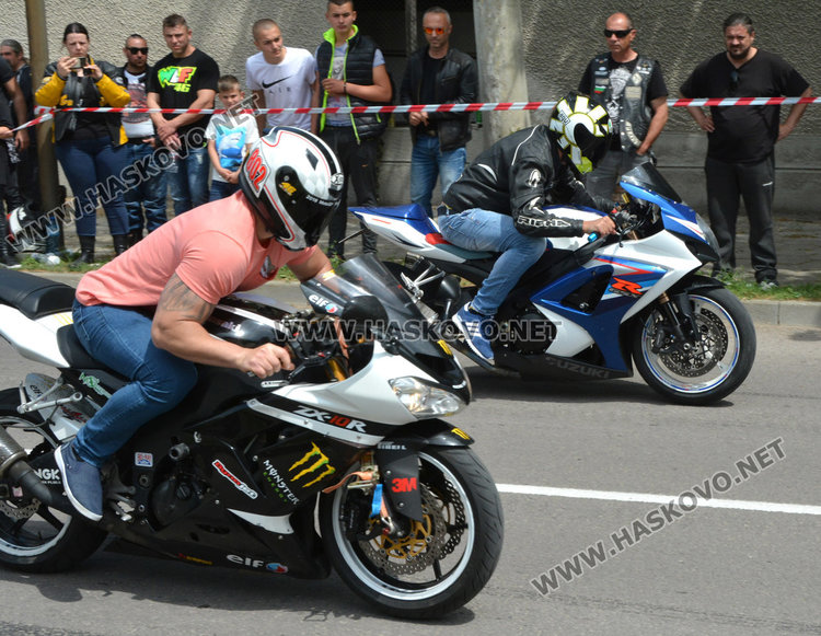 Стънт шоу и стартове за празника на Харманли, кметица яхна мотор (видео)