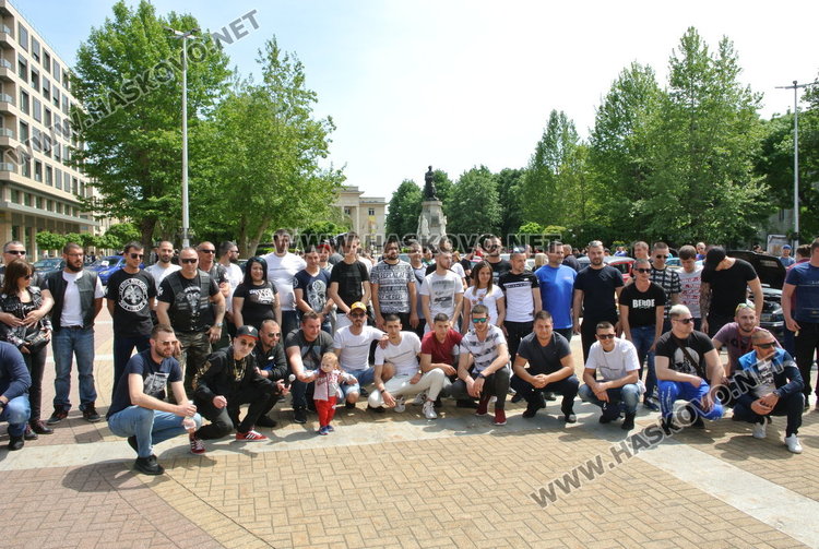 Борил прави крачки сред тунинговани автомобили и мотори на площада