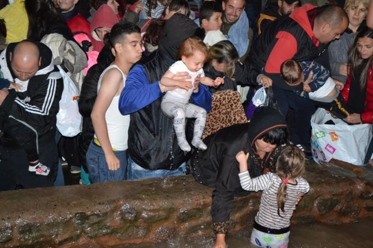 Хиляди търсиха изцерение край извора на Дамбалъ