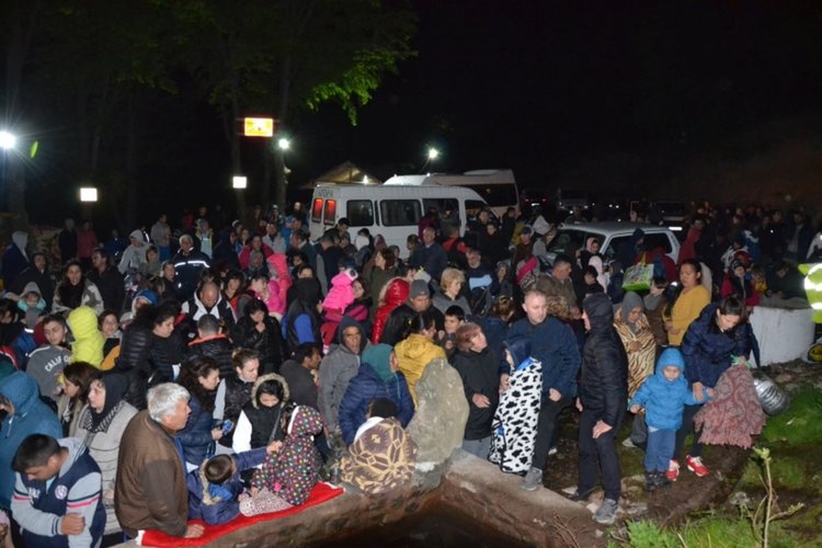 Хиляди търсиха изцерение край извора на Дамбалъ