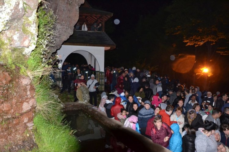 Хиляди търсиха изцерение край извора на Дамбалъ