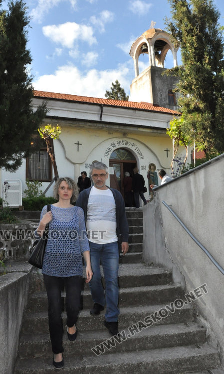 Миряните докосват ръката на Св. Георги за здраве и успех