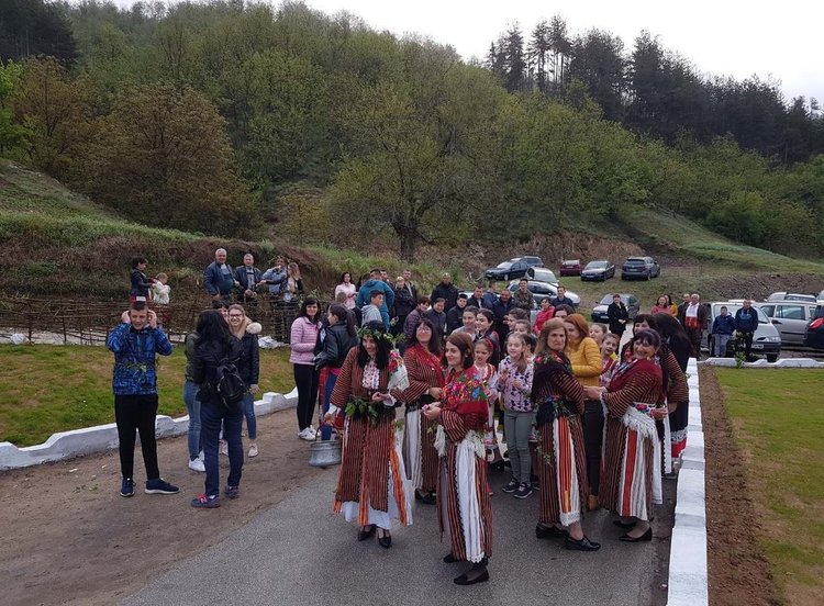 В Неделино пребродиха реката и играха хора за Гергьовден