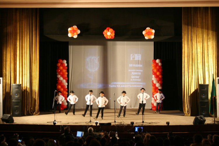 90 години НУ "Христо Ботев" възпитава поколения ученици в български дух и традиция