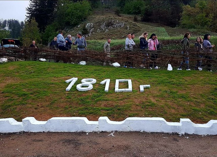 В Неделино пребродиха реката и играха хора за Гергьовден