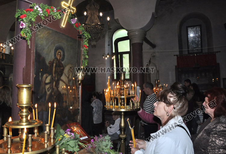 Миряните докосват ръката на Св. Георги за здраве и успех