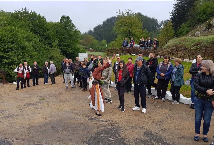 В Неделино пребродиха реката и играха хора за Гергьовден