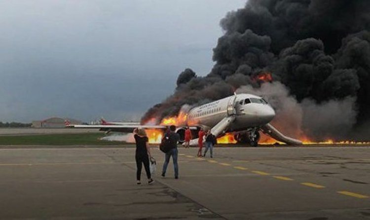 41 души загинаха във възпламенил се при аварийно кацане самолет в Русия