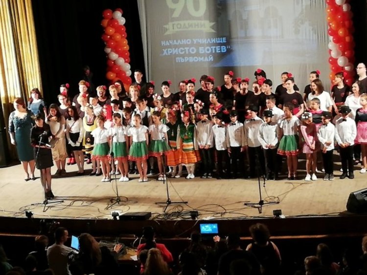 90 години НУ "Христо Ботев" възпитава поколения ученици в български дух и традиция